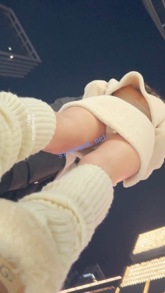 ⭐⭐⭐极品美女拍照穿露脐装·镜头前摆出性感姿势·白色内CD【1V】【1.79G】 8