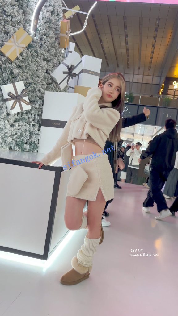 ⭐⭐⭐极品美女拍照穿露脐装·镜头前摆出性感姿势·白色内CD【1V】【1.79G】 1