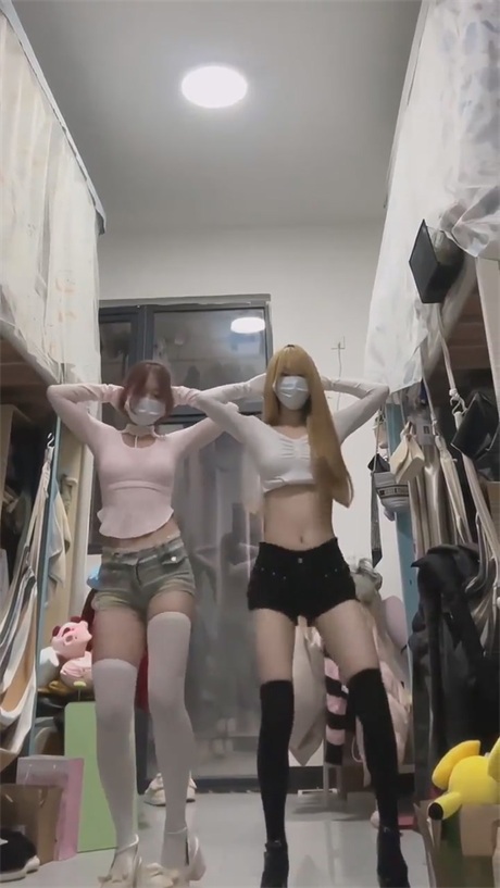 ❣️推荐❣️抖音学生妹【桃子】好身材大长腿，跟闺蜜一起宿舍跳舞，奶圆逼粉，身材紧致，年轻就是顶【12V】【215M】 3