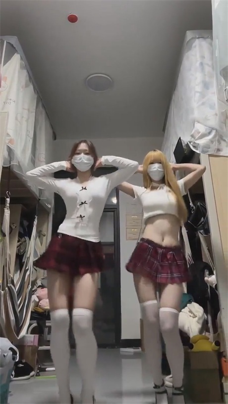 ❣️推荐❣️抖音学生妹【桃子】好身材大长腿，跟闺蜜一起宿舍跳舞，奶圆逼粉，身材紧致，年轻就是顶【12V】【215M】 2