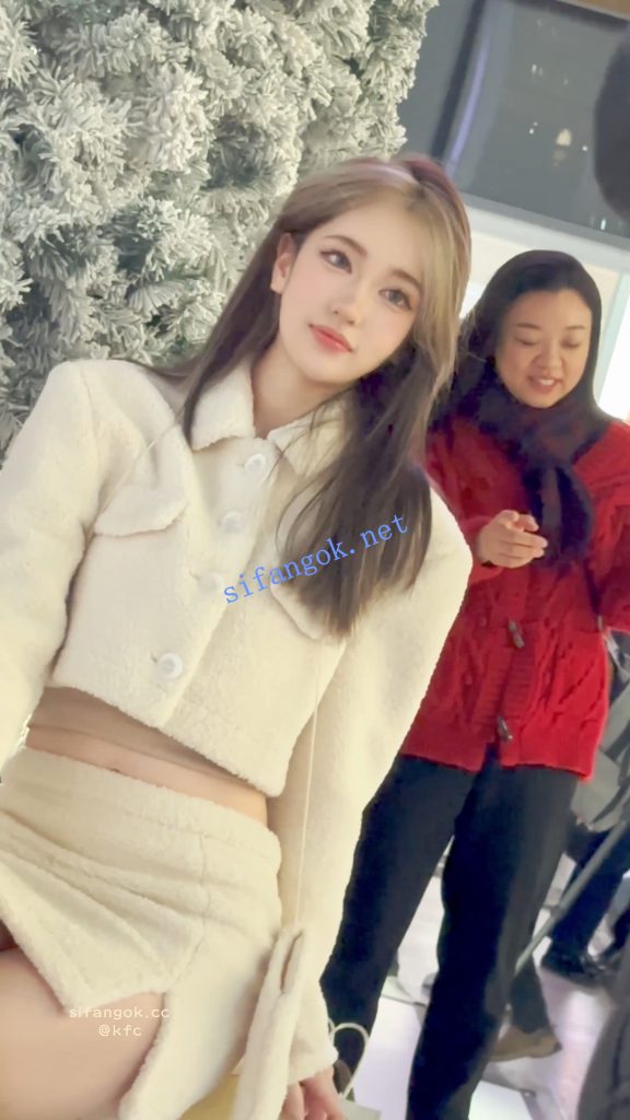 ⭐⭐⭐极品美女拍照穿露脐装·镜头前摆出性感姿势·白色内CD【1V】【1.79G】 25