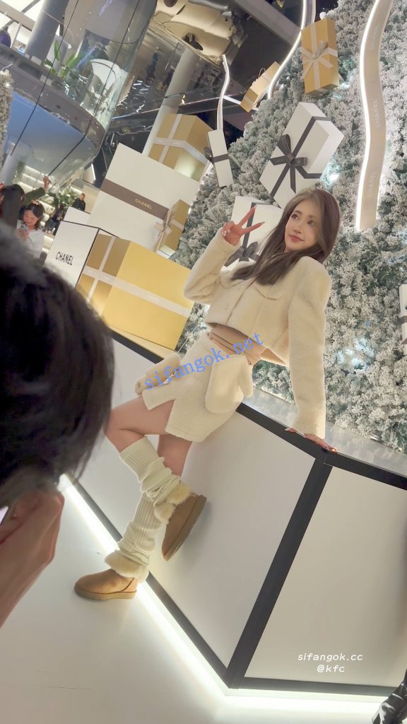 ⭐⭐⭐极品美女拍照穿露脐装·镜头前摆出性感姿势·白色内CD【1V】【1.79G】 21