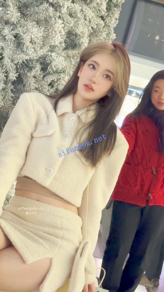 ⭐⭐⭐极品美女拍照穿露脐装·镜头前摆出性感姿势·白色内CD【1V】【1.79G】 7