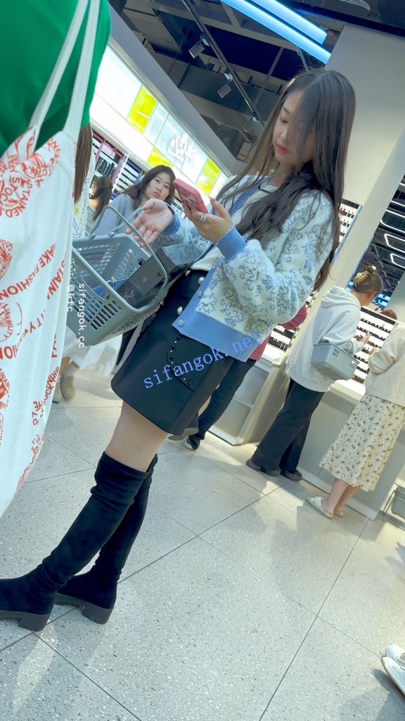 【KFC】身材不错的短裙女大逛街·长相清秀白色内前后CD【1V】【547M】 2