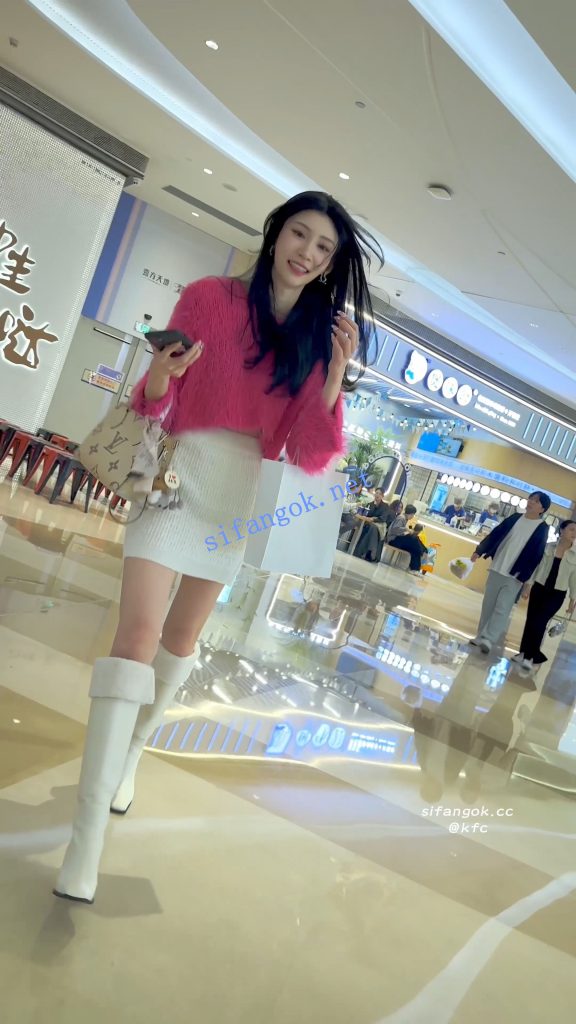 【KFC】身材极品的美女·包臀裙黑内·路过大哥都回头看一眼【1V】【442M】 7