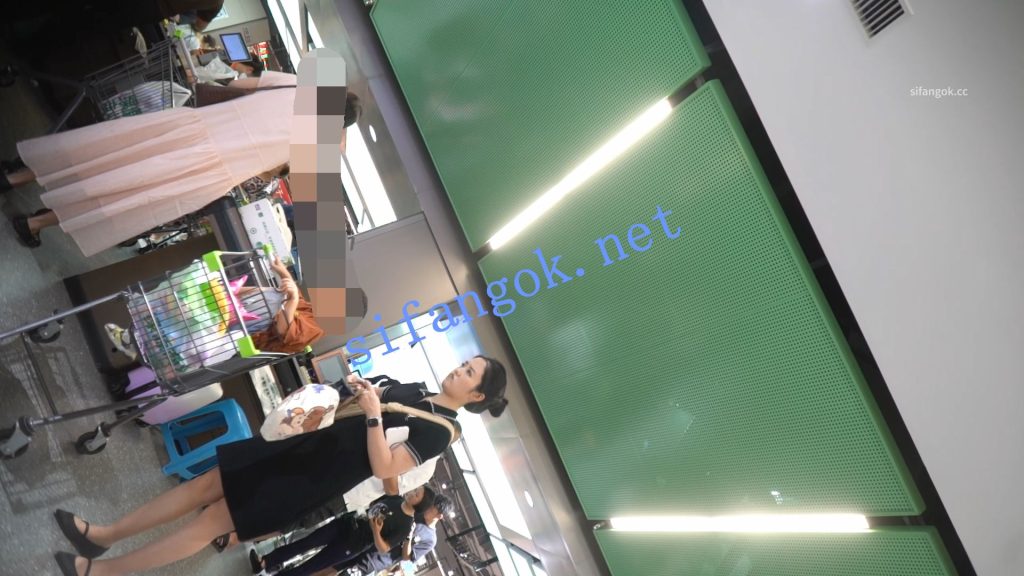 (空城原创)娃娃脸黑裙美少妇逛超市,黑窄N夹进臀缝【1V】【389M】 4 (空城原创)娃娃脸黑裙美少妇逛超市,黑窄N夹进臀缝【1V】【389M】 4