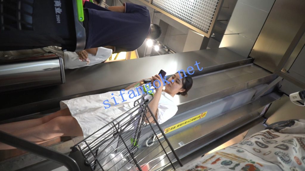 （空城原创）白裙小少妇逛超市，黄边白N包裹肥臀【1V】【668M】 4