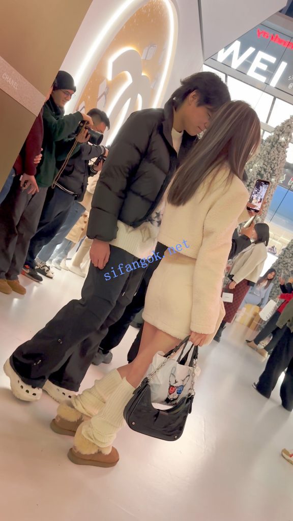 ⭐⭐⭐极品美女拍照穿露脐装·镜头前摆出性感姿势·白色内CD【1V】【1.79G】 6