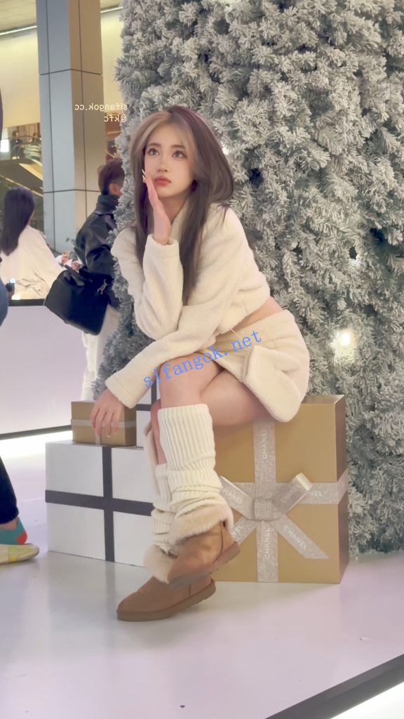 ⭐⭐⭐极品美女拍照穿露脐装·镜头前摆出性感姿势·白色内CD【1V】【1.79G】 22