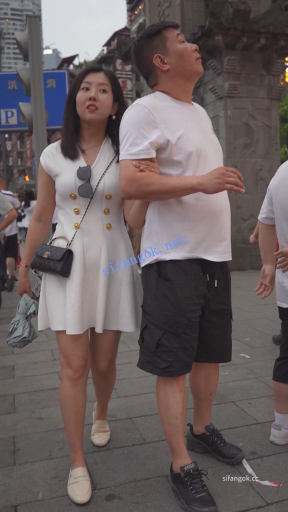 (BC-AA-645)白裙少妇景点弯腰拍照贴镜头..一路跟拍纯白色内裤【1V】【220M】 3