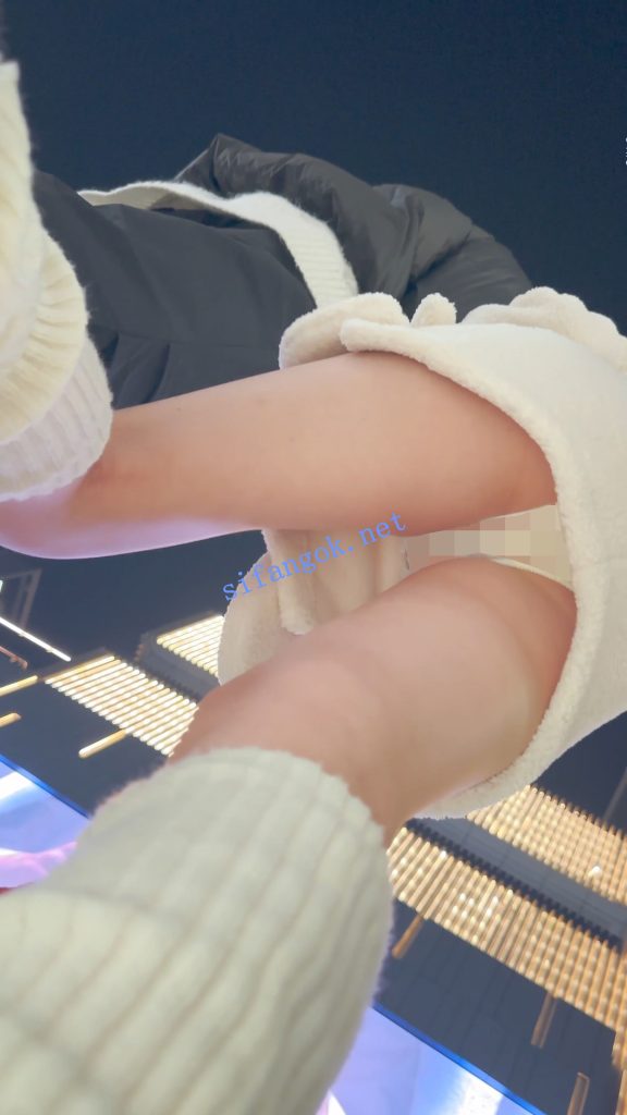 ⭐⭐⭐极品美女拍照穿露脐装·镜头前摆出性感姿势·白色内CD【1V】【1.79G】 12