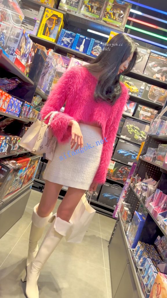 【KFC】身材极品的美女·包臀裙黑内·路过大哥都回头看一眼【1V】【442M】 9