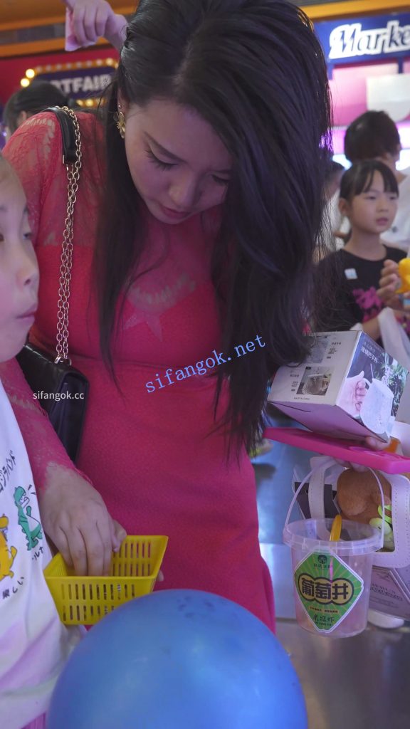 (BC-AA-644)电玩城CD红裙少妇夹娃娃..透明蕾丝内弯腰露屁股缝【1V】【426M】 1