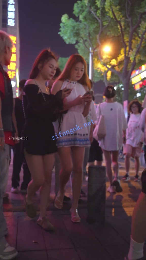 (BC-AA-647)超短白裙美女微透无痕内..低头盯着镜头险些被发…【1V】【214M】 4