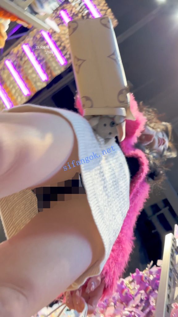 【KFC】身材极品的美女·包臀裙黑内·路过大哥都回头看一眼【1V】【442M】 10