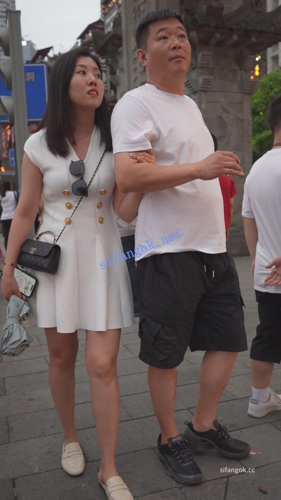 (BC-AA-645)白裙少妇景点弯腰拍照贴镜头..一路跟拍纯白色内裤【1V】【220M】 1