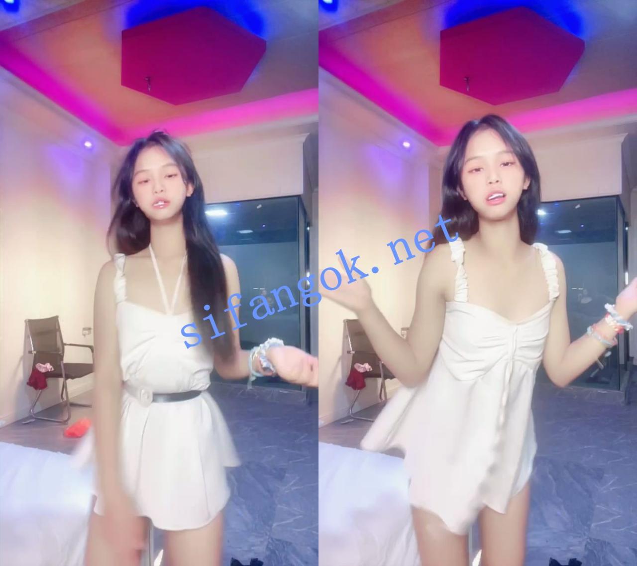 ██【活泼的安欣】小妹妹下海直播，露奶露逼赚点过年费 2