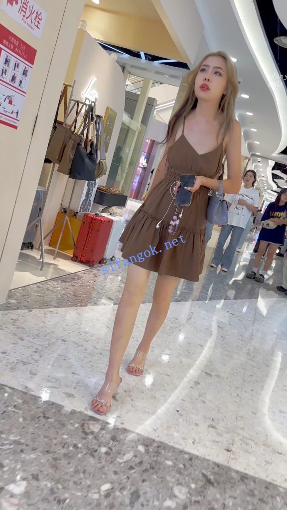 【KFC】大嘴少妇独自逛街买美妆·背影很顶·吊带裙淡绿色内内【1V】【780M】 6