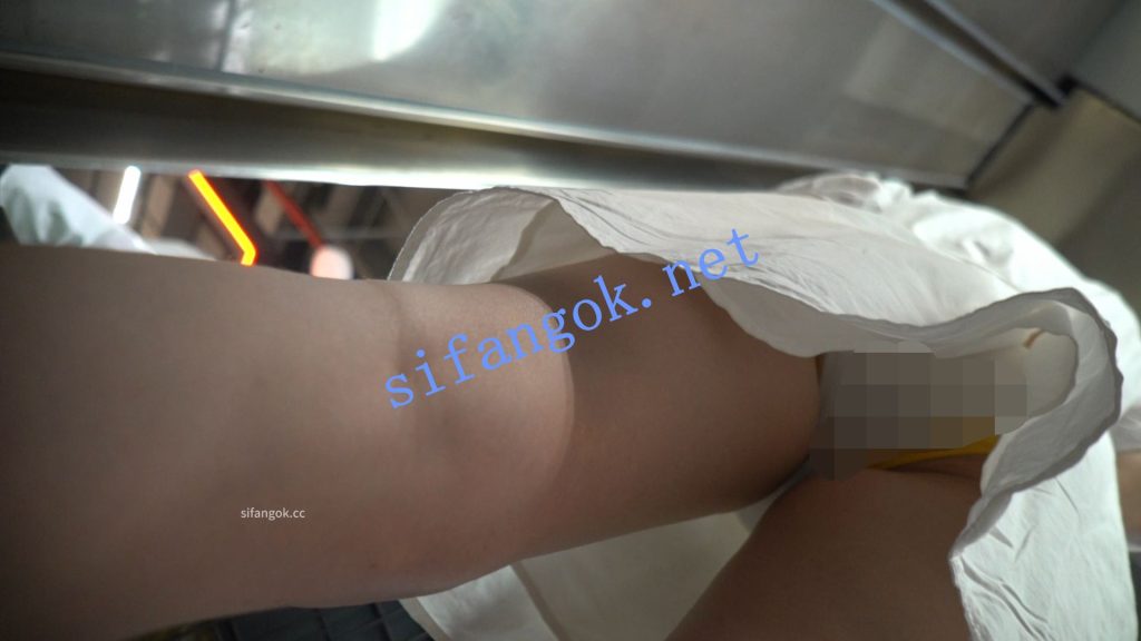 （空城原创）白裙小少妇逛超市，黄边白N包裹肥臀【1V】【668M】 1