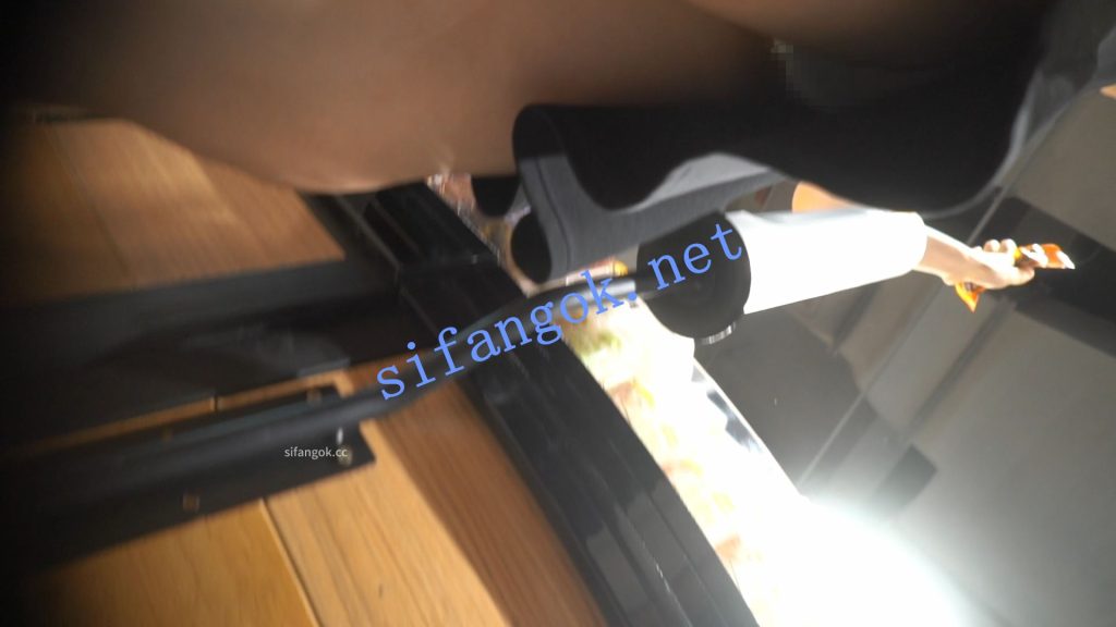 （空城原创）黑裙少妇和家人逛超市，微透白N包裹肉臀【1V】【278M】 6