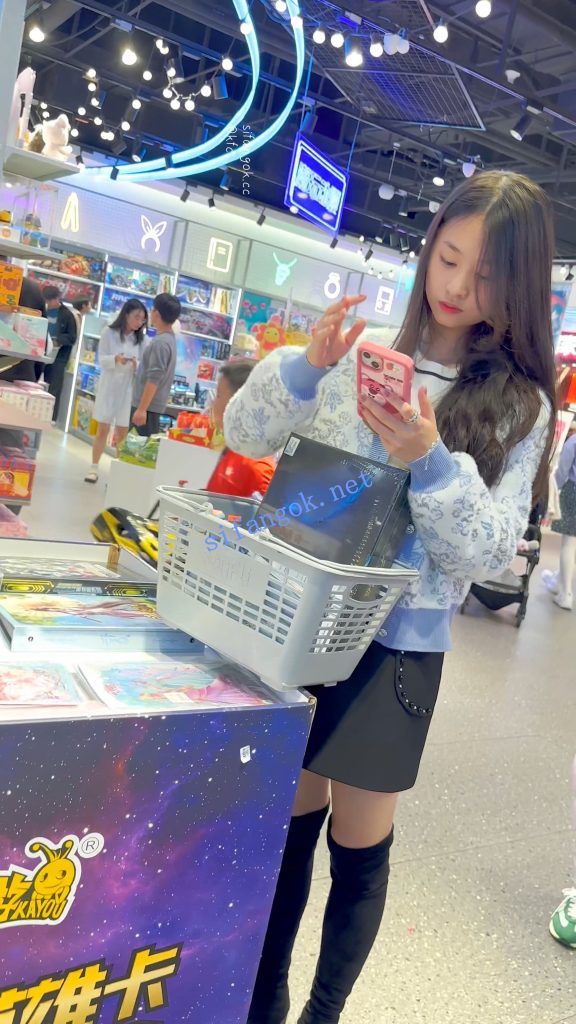 【KFC】身材不错的短裙女大逛街·长相清秀白色内前后CD【1V】【547M】 3