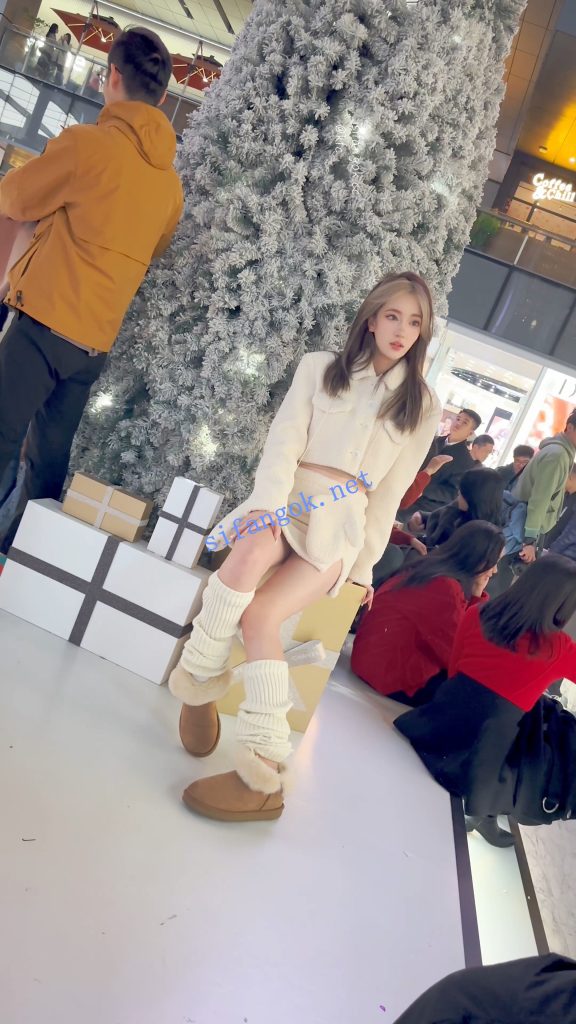 ⭐⭐⭐极品美女拍照穿露脐装·镜头前摆出性感姿势·白色内CD【1V】【1.79G】 2