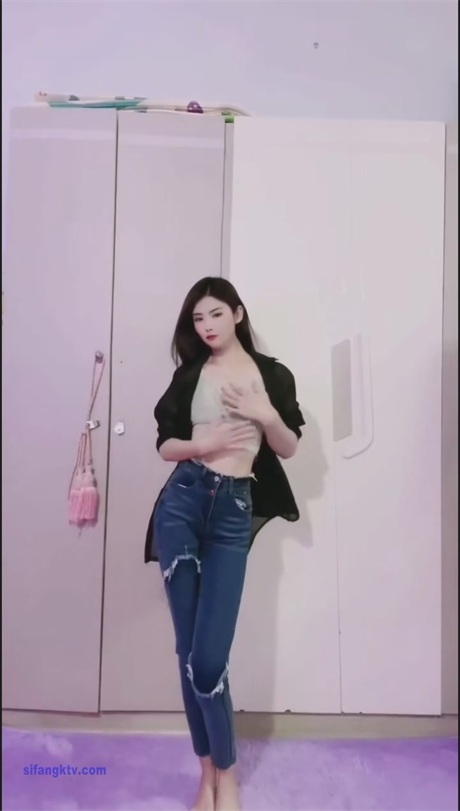 ❣️推荐❣️抖音颜值嫩妹【aimi】裸舞诱惑，大尺度掰逼展示，道具自慰高潮，开腿插穴已经成为习惯【37V】【4.35G】 2