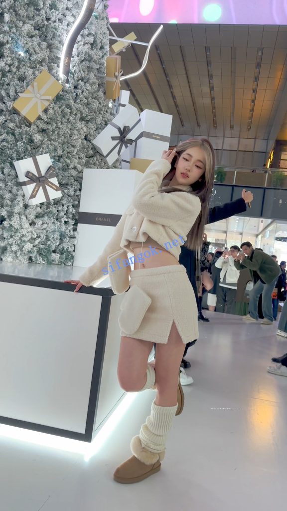 ⭐⭐⭐极品美女拍照穿露脐装·镜头前摆出性感姿势·白色内CD【1V】【1.79G】 24