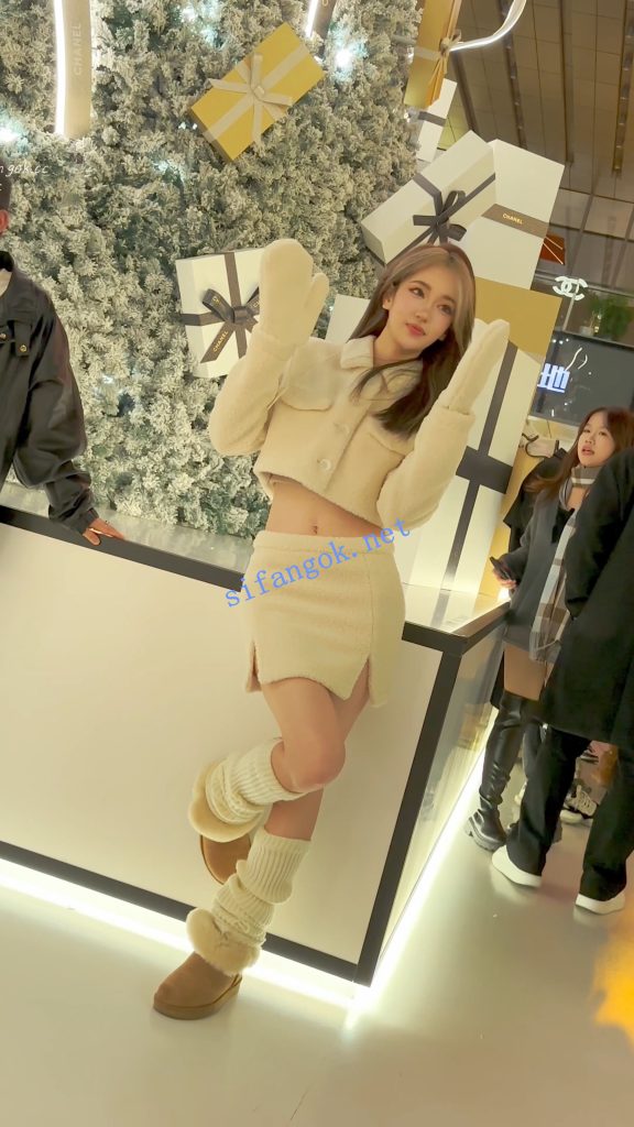 ⭐⭐⭐极品美女拍照穿露脐装·镜头前摆出性感姿势·白色内CD【1V】【1.79G】 23