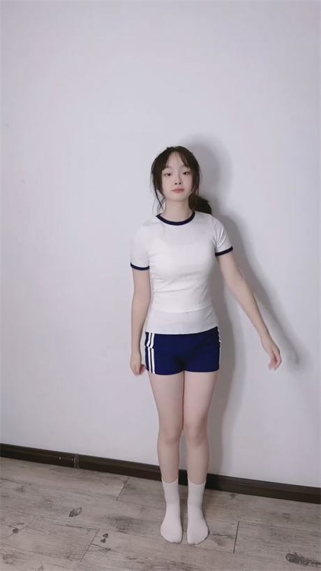 ❣️推荐❣️抖音颜值嫩妹【小高爱跳舞】好身材大长腿，萝莉脸木瓜奶，身子嫩出水，极品奶子7V【7V】【70M】 14