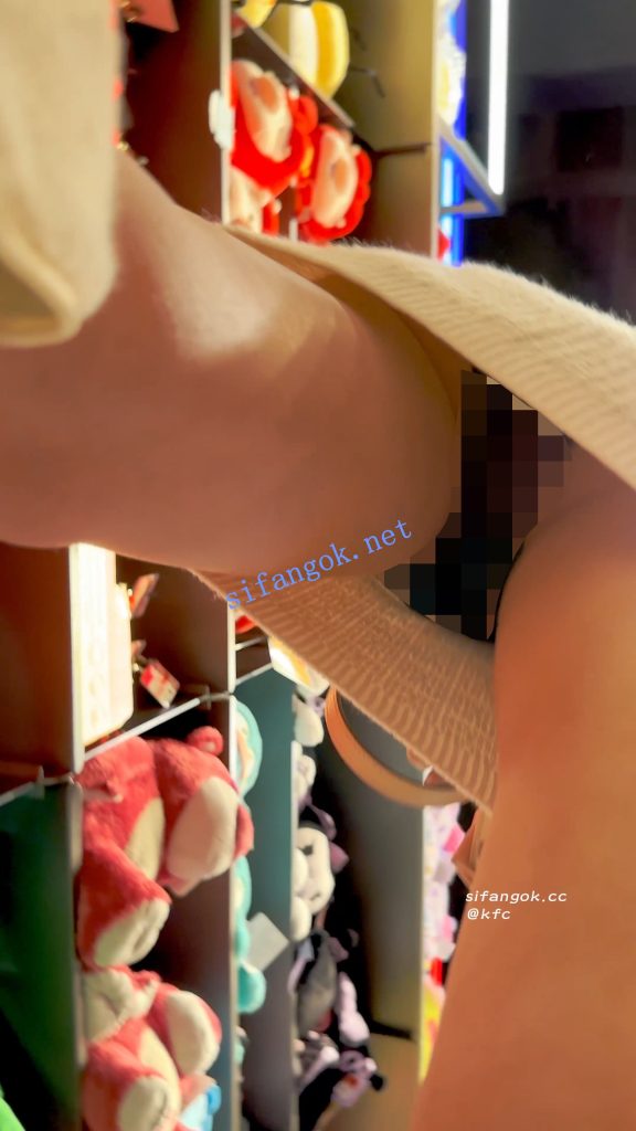 【KFC】身材极品的美女·包臀裙黑内·路过大哥都回头看一眼【1V】【442M】 13