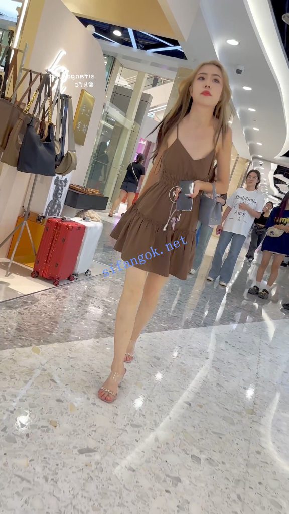 【KFC】大嘴少妇独自逛街买美妆·背影很顶·吊带裙淡绿色内内【1V】【780M】 9