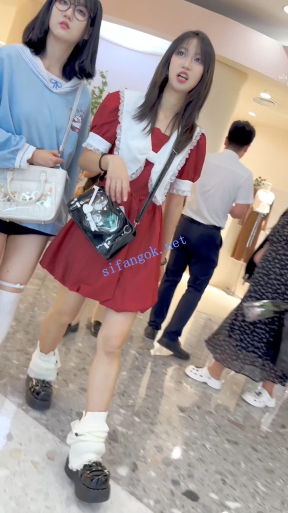 【KFC】长裙学生妹和舍友逛街·有说有笑毫无察觉身后被CD【1V】【1.37G】 1 【KFC】长裙学生妹和舍友逛街·有说有笑毫无察觉身后被CD【1V】【1.37G】 1