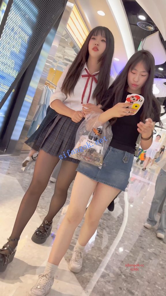 ⭐JK制服学生妹·黑丝短裙白边内·翘屁股直接把相机塞进去CD【1V】【1.44G】 18