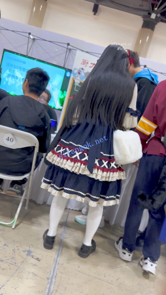 【KFC】萝莉塔群学生妹专注玩手机·过膝白丝白内低角度CD【1V】【883M】 7