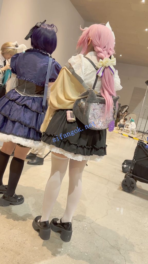 【KFC】学生妹COSER逛街拍照·过膝白丝·翘屁股露出白色内内【1V】【680M】 7