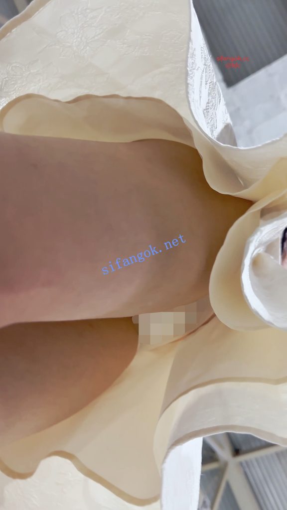 【KFC】长裙学生妹逛街·毫无察觉两腿中的相机·白色一次性内【1V】【553M】 7