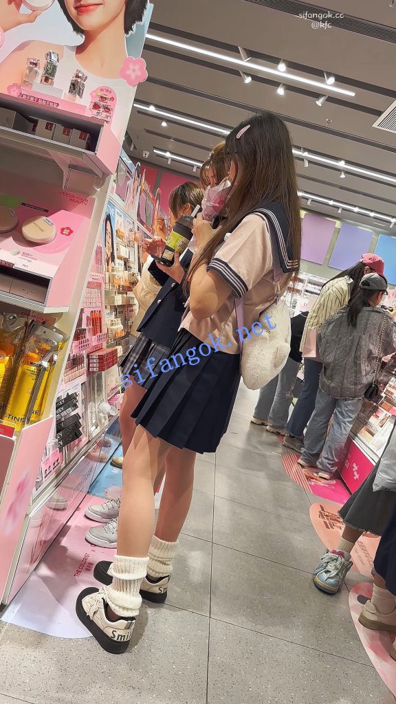 【KFC】JK学生妹和闺蜜逛街·肉色丝袜灰色内内全夹进屁股里【1V】【854M】 5