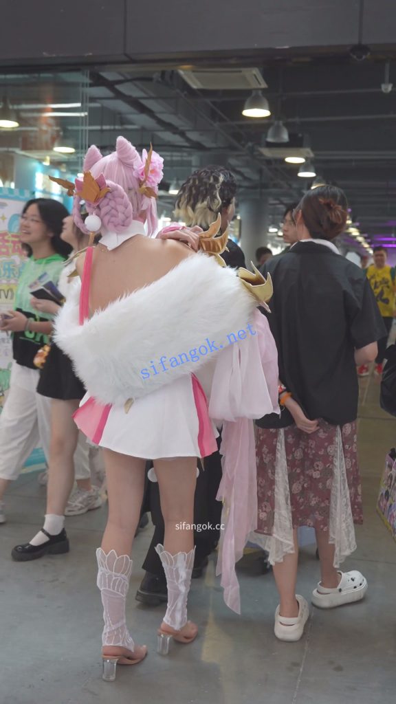 【xxn-364】极品超短露背裙cos小姐姐..窄内带翅膀屁股有点黑【1V】【825M】 2