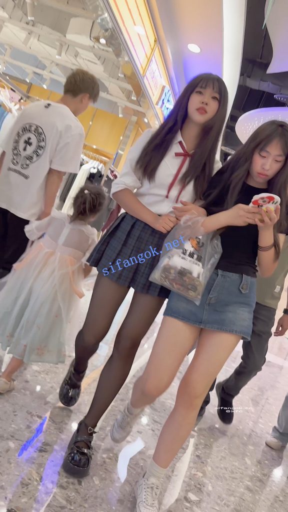 ⭐JK制服学生妹·黑丝短裙白边内·翘屁股直接把相机塞进去CD【1V】【1.44G】 6