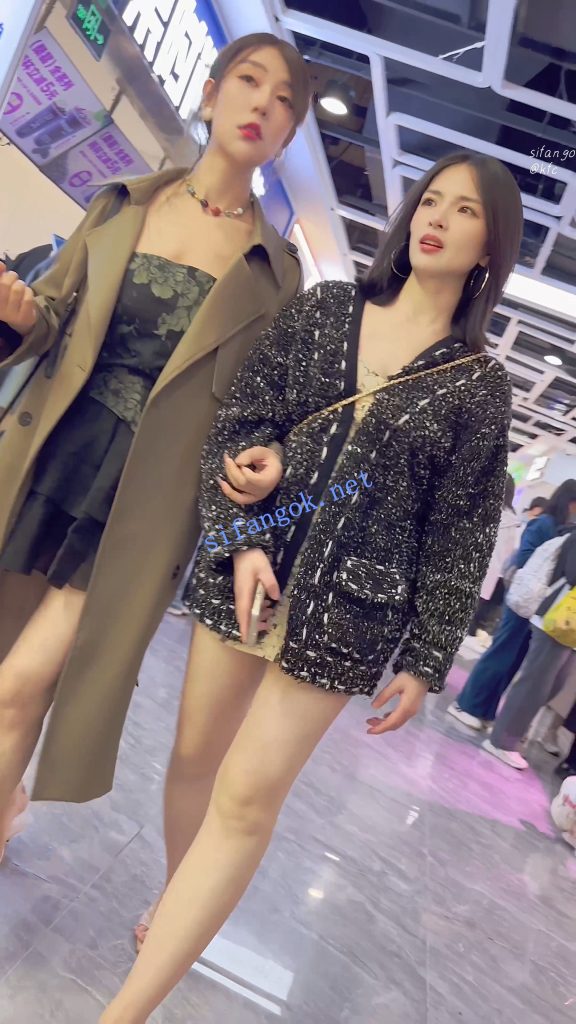 【KFC】两个骚货逛街·短裙骚窄内一箭双雕·同好也忍不住偷拍【1V】【1.06G】 10