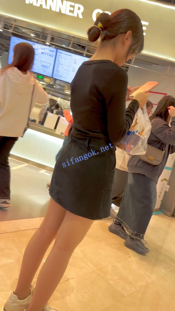 【KFC】短裙学生妹独自逛街等人·透明丝袜白色内内前后CD【1V】【494M】 3