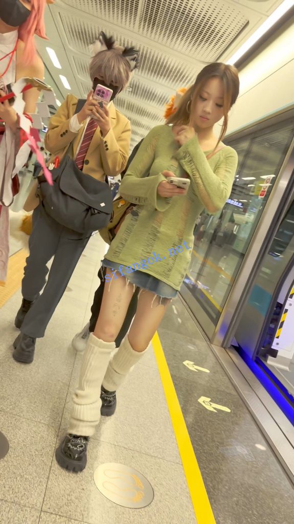 【KFC】露背装学生妹和闺蜜逛街·过膝袜灰色窄内骚气外露【1V】【838M】 6