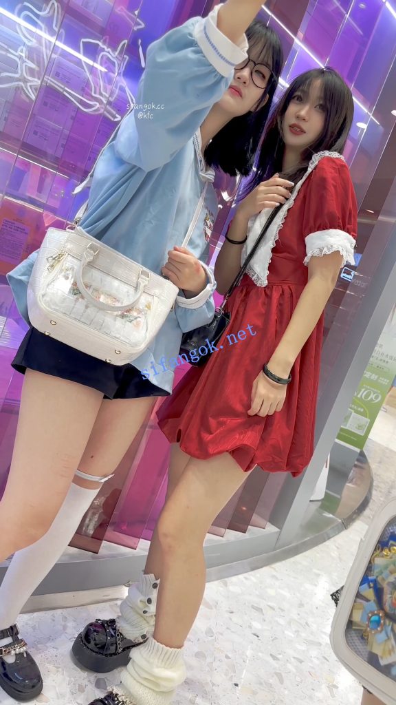 【KFC】长裙学生妹和舍友逛街·有说有笑毫无察觉身后被CD【1V】【1.37G】 7 【KFC】长裙学生妹和舍友逛街·有说有笑毫无察觉身后被CD【1V】【1.37G】 7