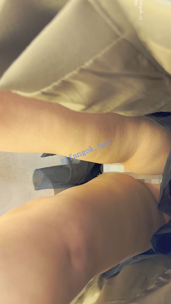 【KFC】两个骚货逛街·短裙骚窄内一箭双雕·同好也忍不住偷拍【1V】【1.06G】 2