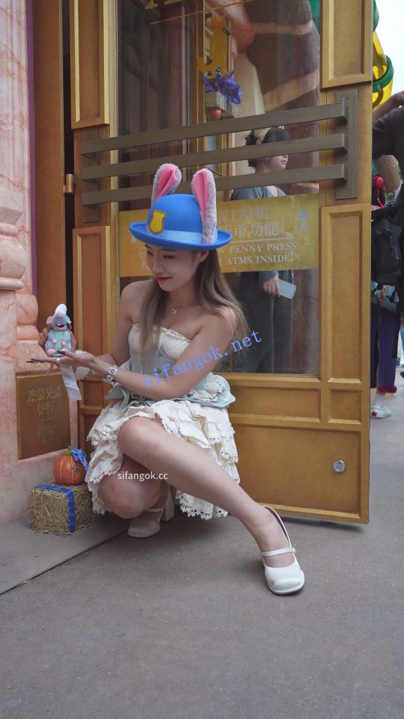 (BC-AA-658)公主裙小姐姐拍照走光..抄底浅黄内夹出13缝【1V】【591M】 3