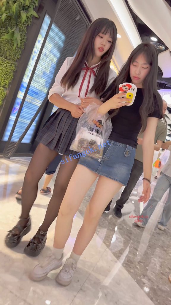 ⭐JK制服学生妹·黑丝短裙白边内·翘屁股直接把相机塞进去CD【1V】【1.44G】 9