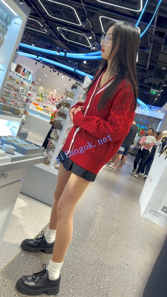 【KFC】短裙学生妹和男友甜蜜逛街·肉色丝袜白色内内前后CD【1V】【907M】 15