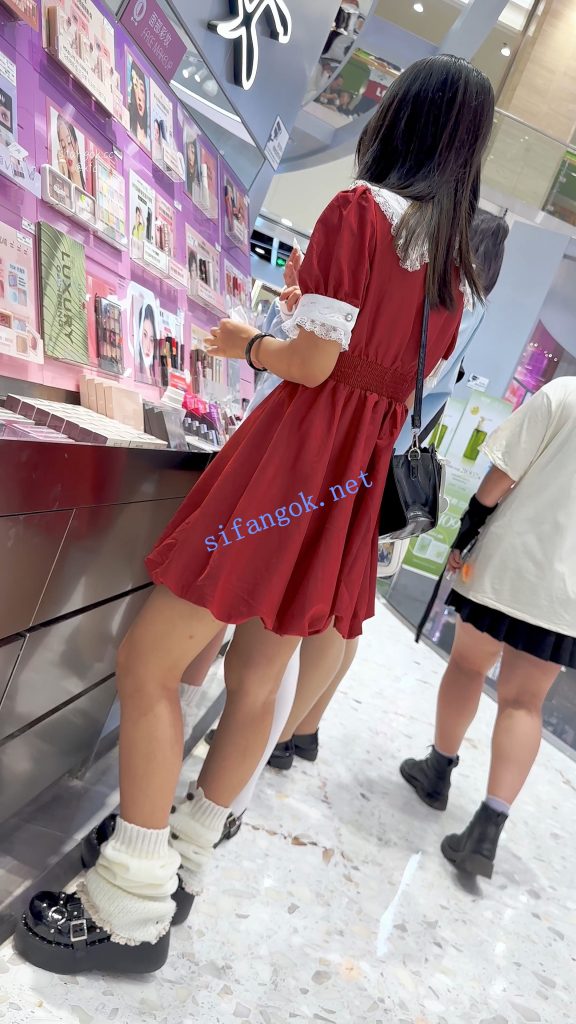 【KFC】长裙学生妹和舍友逛街·有说有笑毫无察觉身后被CD【1V】【1.37G】 8 【KFC】长裙学生妹和舍友逛街·有说有笑毫无察觉身后被CD【1V】【1.37G】 8