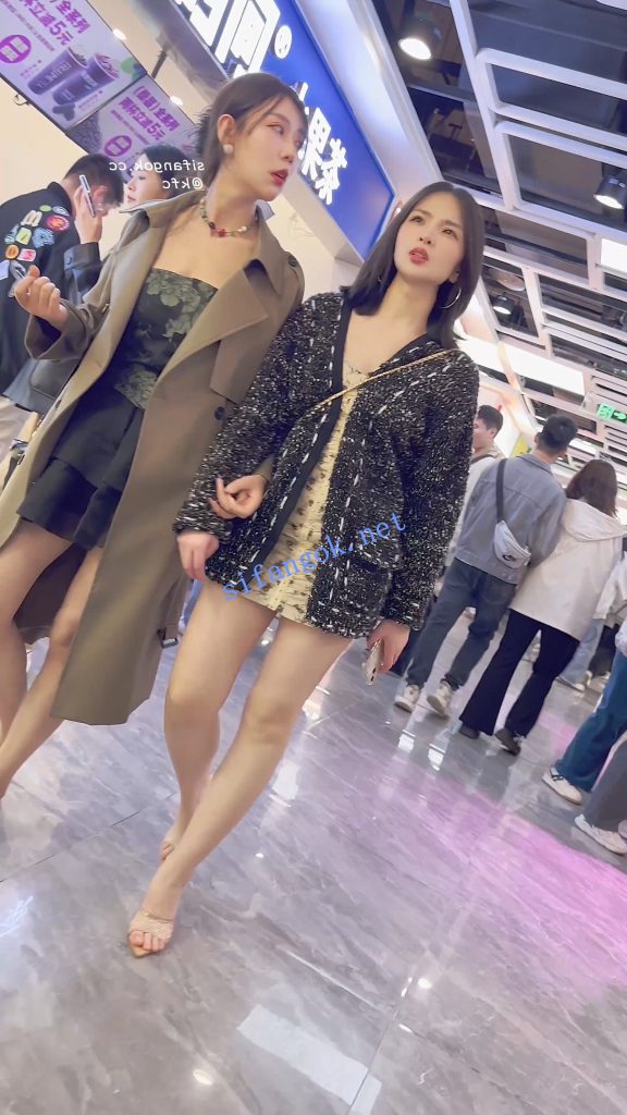 【KFC】两个骚货逛街·短裙骚窄内一箭双雕·同好也忍不住偷拍【1V】【1.06G】 8